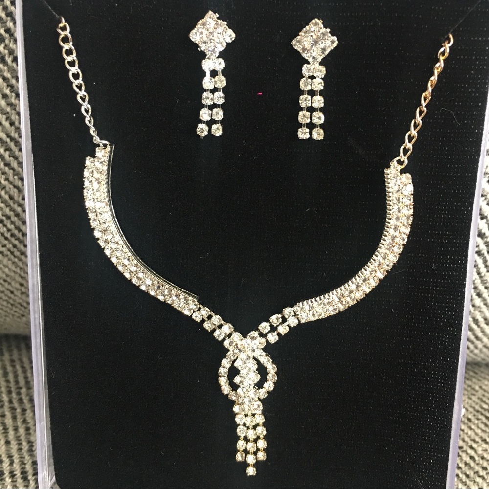 Silvertone necklace and earrings set (new in box)